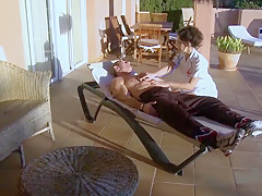 Jeune infirmière enculée par homme mure.