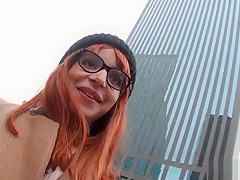 Maria, secrétaire à la Défense chopée à la sortie du boulot ! (vidéo exclusive)