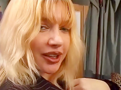 Une superbe chienne mure baisée par 2 jeunes