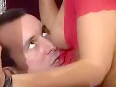 Aujourd'hui la serveuse est disponible pour se taper un client