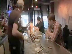 Tiffany rejoint un pote pour se faire enculer en backroom