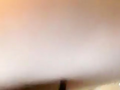 Un couple baise debout dans un hôtel