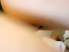 Un couple baise debout dans un hôtel