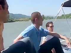 Une beurette rencontre trois mecs qu'elle suce sur un bateau