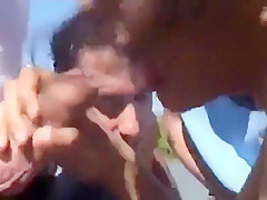 Une beurette rencontre trois mecs qu'elle suce sur un bateau