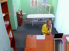 Dirty doctor steps in to cure sexy patients claustrophobia