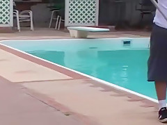 Baisée au bord de la piscine