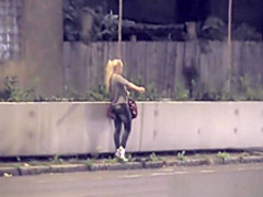 Stranded Teens - Hitchhiker Loya Taylor sucks for her ride