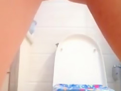 girl cam in toilet