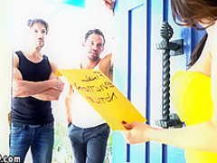 Busty mature housewife gives her treasue to repomen