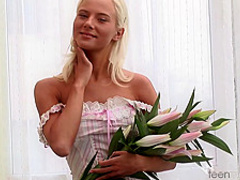 Kate is a teen who likes unusual masturbation