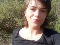 French Brunette Flash outside in Forest - Francaise S'exhib Dans Les Bois Vic Alouqua 1080p