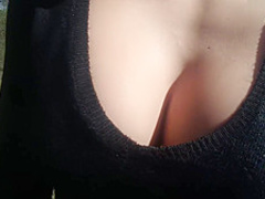 French Brunette Flash outside in Forest - Francaise S'exhib Dans Les Bois Vic Alouqua 1080p