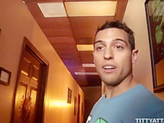 London Keyes loves to feel pleasure