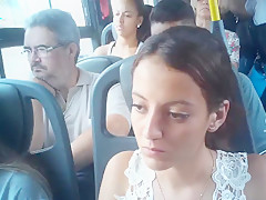 Duas delicinhas manjando minha rola no onibus