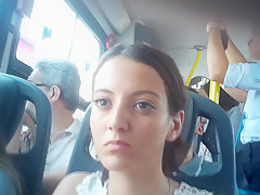 Duas delicinhas manjando minha rola no onibus
