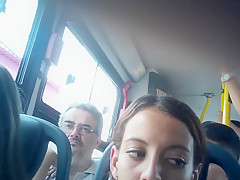 Duas delicinhas manjando minha rola no onibus