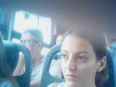 Duas delicinhas manjando minha rola no onibus