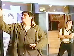 Ils pelotent cette petite salope au cinema