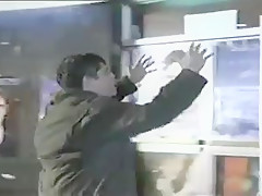 Ils pelotent cette petite salope au cinema