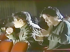 Ils pelotent cette petite salope au cinema