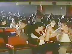 Ils pelotent cette petite salope au cinema