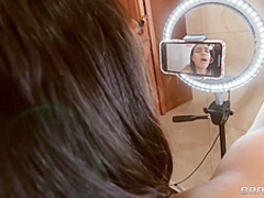 DayWithAPornstar-Scarlit Scandal-Doing Her Face