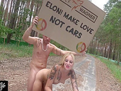 Nacktprotest vor Tesla Gigafactory Berlin Pornodreh gegen Elon Musk