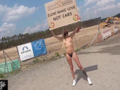 Nacktprotest vor Tesla Gigafactory Berlin Pornodreh gegen Elon Musk