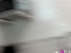 Teen Iris es cogida por una polla enorme