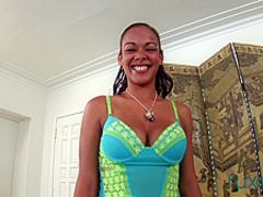 Casilyn Heart gives POV handjob